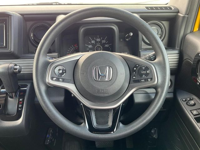 �C���e���A�ɍ��킹���f�U�C���̃X�e�A�����O�́A�^�]�������̂��Ƃ��l���A�^�]���₷���`��A�傫���ł��B�����x�A���ۂɐG���Ă��m���߂��������B