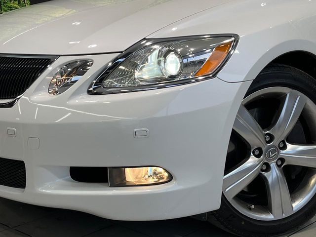 【HIDヘッドライト】非常に明るく前方を照らしてくれるので、悪天候や夜間の走行時も視界良好で安心してお乗りいただけます。