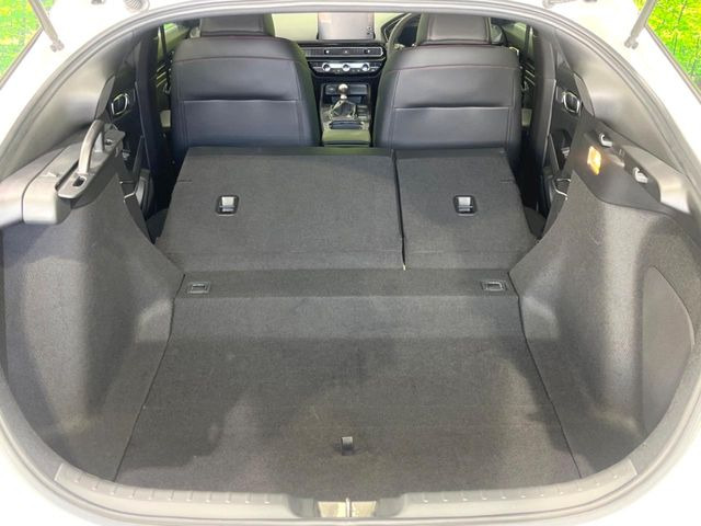 ���i�̂���������ʋ΁A���}���ɏ\���ȉ׎��X�y�[�X���m�ۂ��Ă���܂��B�Z�J���h�V�[�g��|���ƁA�傫�ȉו��̐ύڂ��\�ł���