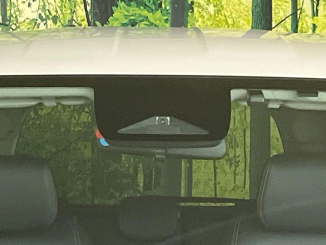 【ホンダセンシング】走行中に前方の車両等を認識し、衝突しそうな時は警報とブレーキで衝突回避と被害軽減をアシスト。より安全にドライブをお楽しみいただけます。