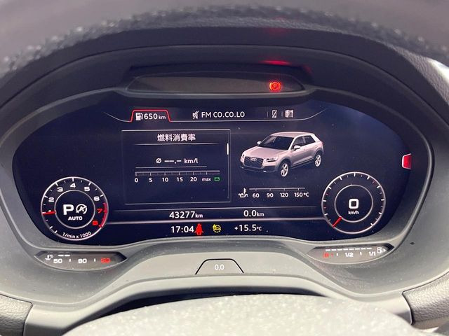 ���o�[�`�����R�b�N�s�b�g:�S�̂��t���p�l���ƂȂ��Ă����i�I�ȃ��[�^�[�p�l���B�ʏ�̃X�s�[�h���[�^�[�Ƃ��Ă̋@�\�͂������A�i�r�E�I�[�f�B�I�@�\�̊m�F�E������ł��A�^�]�ɏW�����₷���Ȃ��Ă���܂��B