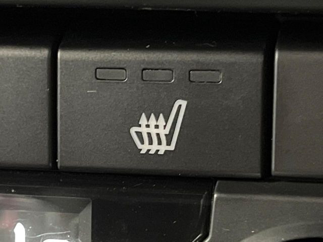 【シートヒーター】寒い日に重宝するシートヒーター!エアコンより早く温まってくれるので寒がりの人も安心ですね♪エアコンの温風は乾燥するから苦手、という方にもをおすすめです。