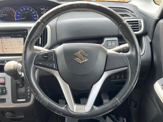 �C���e���A�ɍ��킹���f�U�C���̃X�e�A�����O�́A�^�]�������̂��Ƃ��l���A�^�]���₷���`��A�傫���ł��B�����x�A���ۂɐG���Ă��m���߂��������B