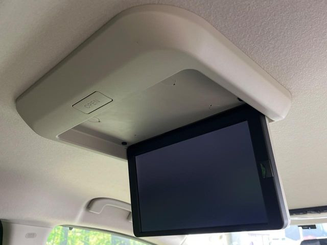 【フリップダウンモニター】大画面モニターで後席でもエンタメをお楽しみいただけます。小さなお子様にも大人気の装備です♪