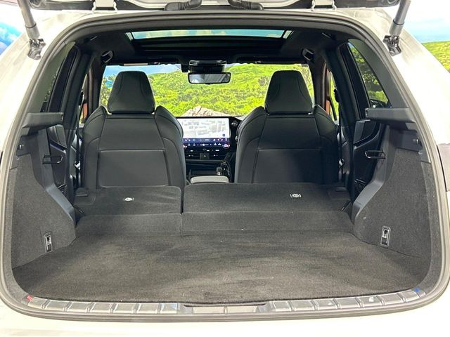 ���i�̂���������ʋ΁A���}���ɏ\���ȉ׎��X�y�[�X���m�ۂ��Ă���܂��B�Z�J���h�V�[�g��|���ƁA�傫�ȉו��̐ύڂ��\�ł���