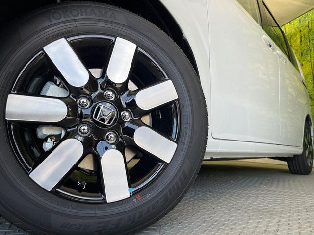 �y����15�C���`�A���~�z�C�[���z�O�ςɃ}�b�`���������A���~�z�C�[���𑕒����Ă���܂��B�e��ЊO�A���~�z�C�[����A�X�^�b�h���X�^�C�����戵�����Ă���܂��B���񂲑��k����������