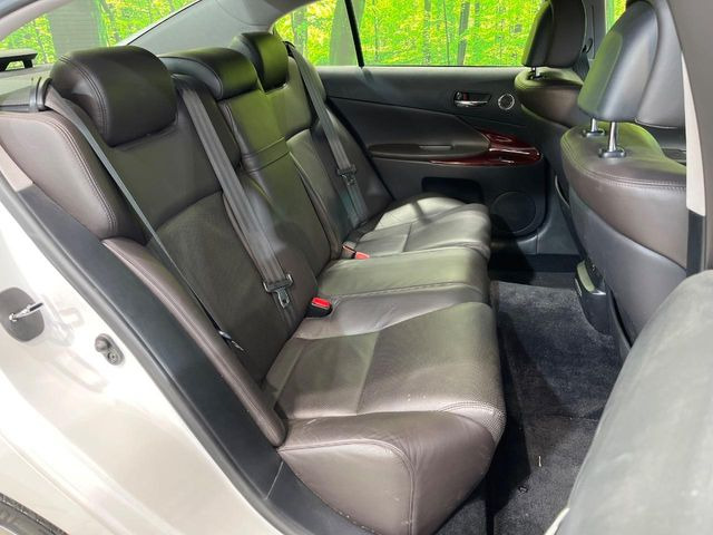 後部座席も気になるようなキズ・汚れやへたり等、大きなダメージはなく、良好な状態です。