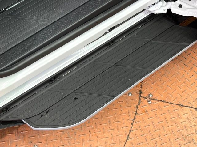 ���[�J�[�I�v�V�����́y���j�o�[�T���X�e�b�v�z�𑕔��B�X���C�h�h�A�ƘA�������X�e�b�v�ɂ��A�����Ȃ��q�l�̏��~�肪���Ղ��Ȃ�܂���