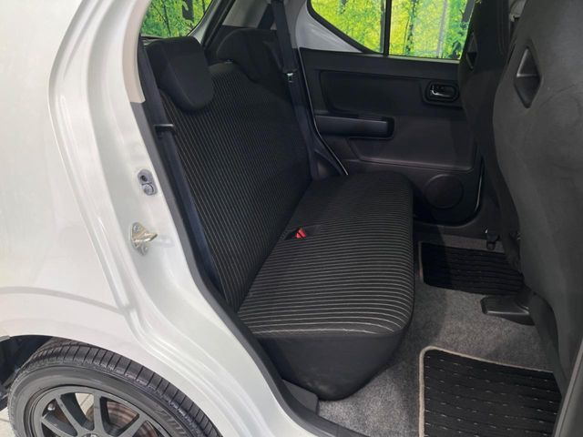 後部座席も気になるようなキズ・汚れやへたり等、大きなダメージはなく、良好な状態です。