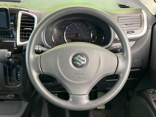 �C���e���A�ɍ��킹���f�U�C���̃X�e�A�����O�́A�^�]�������̂��Ƃ��l���A�^�]���₷���`��A�傫���ł��B�����x�A���ۂɐG���Ă��m���߂��������B