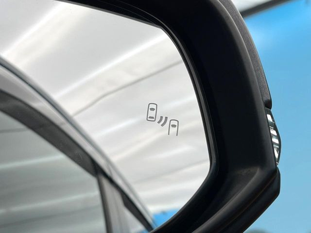 【ブラインドスポットモニター】走行中、ドアミラーの死角になりやすい箇所に後続車が接近するとサイドミラーのレンズに警告を表示!ドライバーに注意喚起をしてくれます。