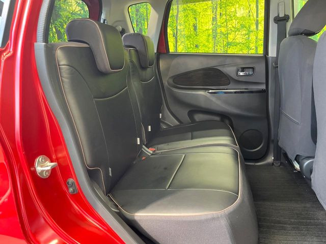 後部座席も気になるようなキズ・汚れやへたり等、大きなダメージはなく、良好な状態です。