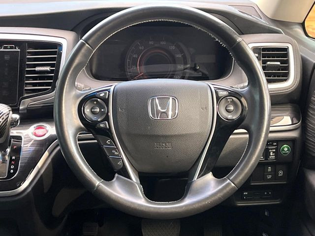 �C���e���A�ɍ��킹���f�U�C���̃X�e�A�����O�́A�^�]�������̂��Ƃ��l���A�^�]���₷���`��A�傫���ł��B�����x�A���ۂɐG���Ă��m���߂��������B