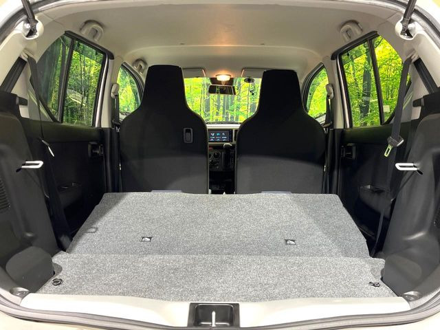 ���i�̂���������ʋ΁A���}���ɏ\���ȉ׎��X�y�[�X���m�ۂ��Ă���܂��B�Z�J���h�V�[�g��|���ƁA�傫�ȉו��̐ύڂ��\�ł���