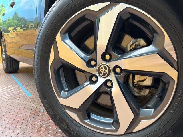 【純正18インチアルミホイール】外観にマッチした純正アルミホイールを装着しております。各種社外アルミホイールや、スタッドレスタイヤも取扱いしております。是非ご相談ください♪