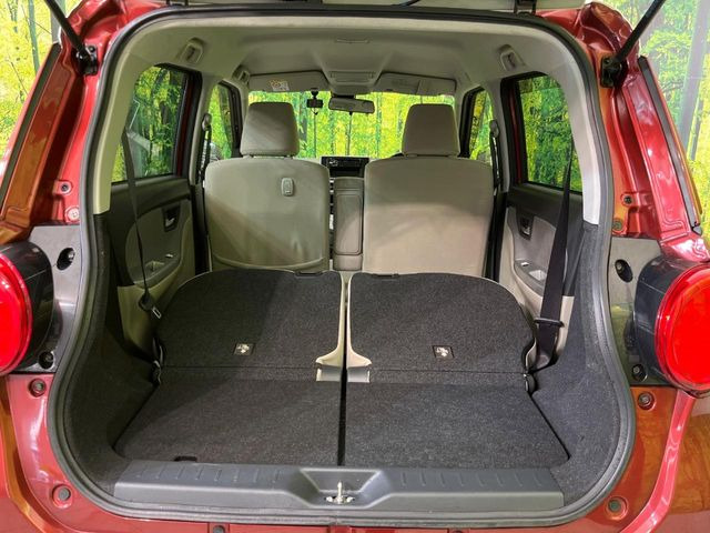 ラゲッジルームは、大容量のスペースを確保。普段のお買い物からレジャーまで、幅広く活躍してくれます!また、リアシートを倒すことでバリエーション豊かにお使いいただけます。