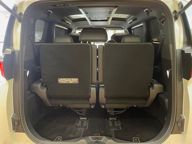 ���i�̂���������ʋ΁A���}���ɏ\���ȉ׎��X�y�[�X���m�ۂ��Ă���܂��B�Z�J���h�V�[�g��|���ƁA�傫�ȉו��̐ύڂ��\�ł���