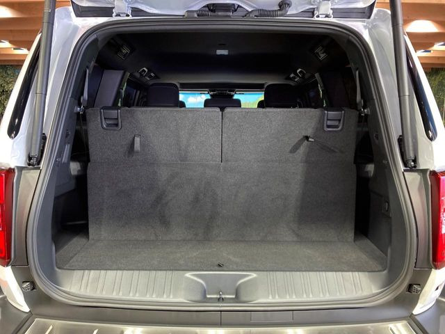 ���i�̂���������ʋ΁A���}���ɏ\���ȉ׎��X�y�[�X���m�ۂ��Ă���܂��B�Z�J���h�V�[�g��|���ƁA�傫�ȉו��̐ύڂ��\�ł���