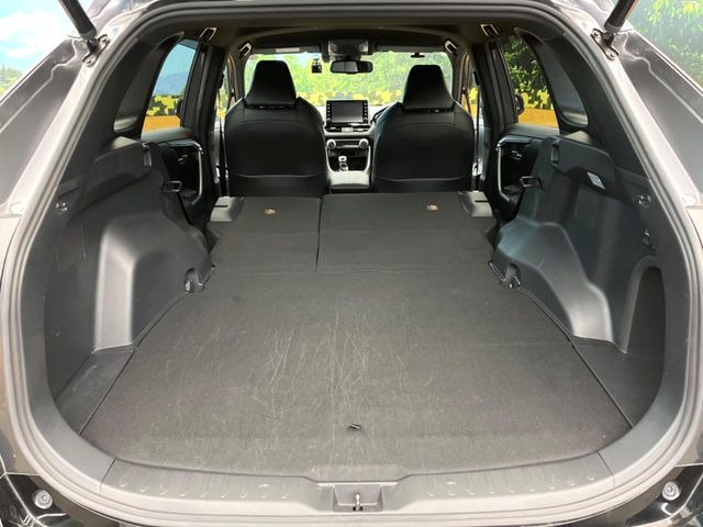 後席を格納すると、これだけの広さが!シーンに合わせたシートアレンジで、大きな荷物も積むことが出来ます♪