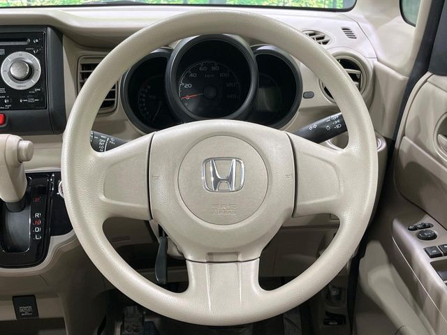 �C���e���A�ɍ��킹���f�U�C���̃X�e�A�����O�́A�^�]�������̂��Ƃ��l���A�^�]���₷���`��A�傫���ł��B�����x�A���ۂɐG���Ă��m���߂��������B