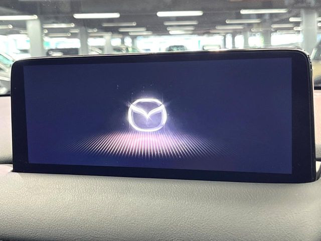 【10.25インチマツダコネクト】車内の雰囲気にマッチした大型ディスプレイ。スマホ接続でのナビ使用やBluetooth再生等、様々な機能が楽しめます。直感的なダイヤル操作が可能で、使い勝手も良好です。