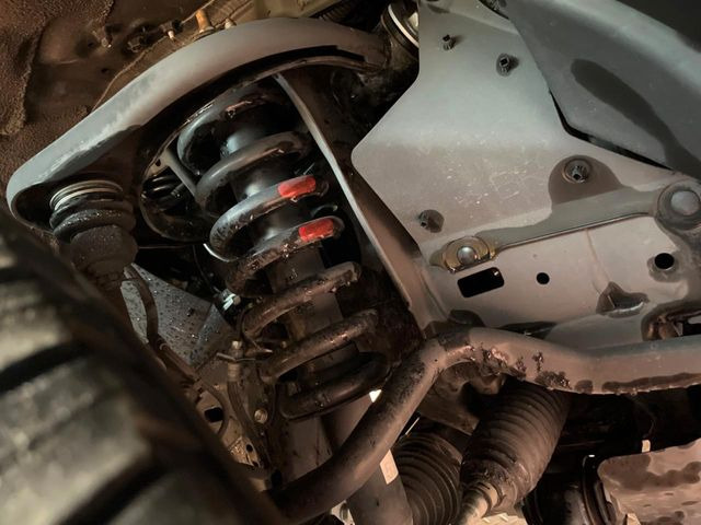 お車を安心してお乗りいただく為には、足回りの定期点検が欠かせません。サービスサポート(有償保証)では無料点検もご提供しており、安心のカーライフをお過ごしいただけるサポート体制が整っています。