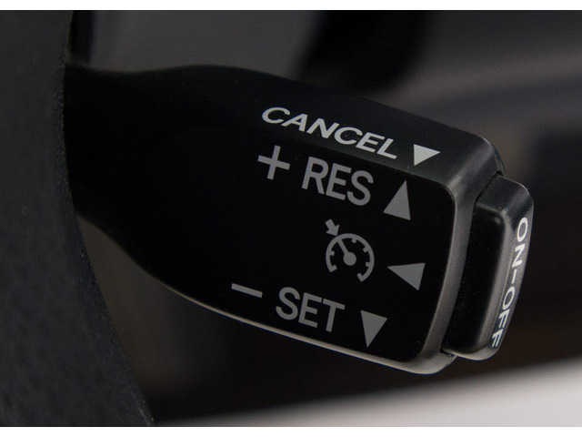 【オートクルーズコントロール】搭載。アクセル操作なしでも車が自動でスピードを保ってくれる機能です長距離の高速は楽々です。