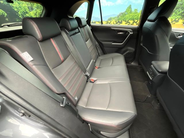 後部座席も気になるようなキズ・汚れやへたり等、大きなダメージはなく、良好な状態です。