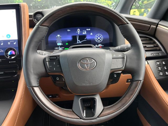 �C���e���A�ɍ��킹���f�U�C���̃X�e�A�����O�́A�^�]�������̂��Ƃ��l���A�^�]���₷���`��A�傫���ł��B�����x�A���ۂɐG���Ă��m���߂��������B