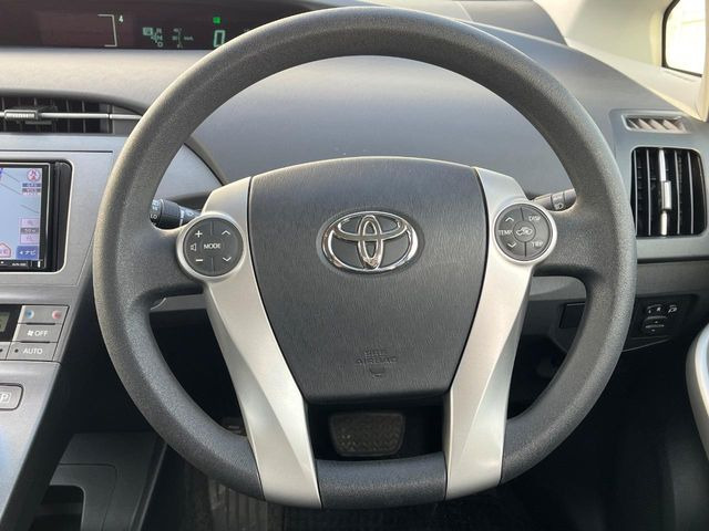 �C���e���A�ɍ��킹���f�U�C���̃X�e�A�����O�́A�^�]�������̂��Ƃ��l���A�^�]���₷���`��A�傫���ł��B�����x�A���ۂɐG���Ă��m���߂��������B