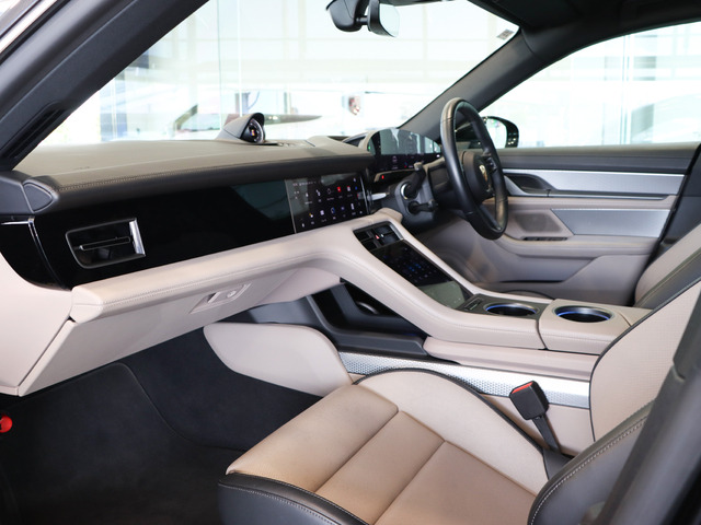 タイカン4S パフォーマンスバッテリー プラス 4シート 4WD