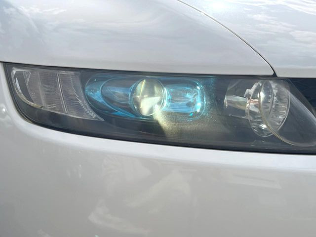 【HIDヘッドライト】非常に明るく前方を照らしてくれるので、悪天候や夜間の走行時も視界良好で安心してお乗りいただけます。