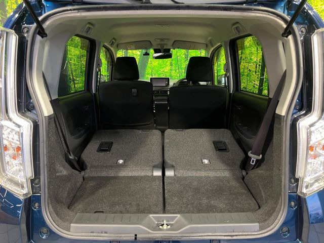 ���i�̂���������ʋ΁A���}���ɏ\���ȉ׎��X�y�[�X���m�ۂ��Ă���܂��B�Z�J���h�V�[�g��|���ƁA�傫�ȉו��̐ύڂ��\�ł���