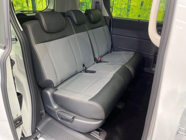 後部座席も気になるようなキズ・汚れやへたり等、大きなダメージはなく、良好な状態です。