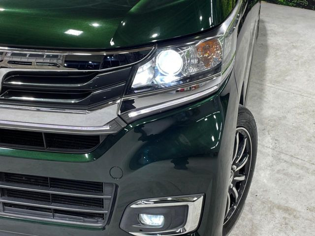 【HIDヘッドライト】非常に明るく前方を照らしてくれるので、悪天候や夜間の走行時も視界良好で安心してお乗りいただけます。