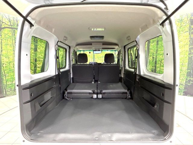 積み下ろしのしやすいデッキにはたっぷりと荷物を積み込んでいただけます。遊びから仕事まで、様々なシーンで頼れます♪