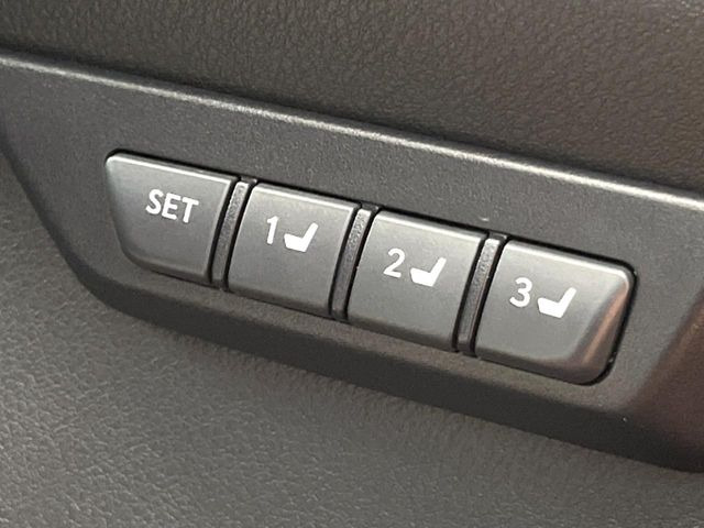 【メモリー機能付きパワーシート】ドライバーごとに設定したシート位置を記憶して、ボタン一つで切り替えできる便利な機能!運転する方が複数名いらっしゃるご家庭におすすめです♪