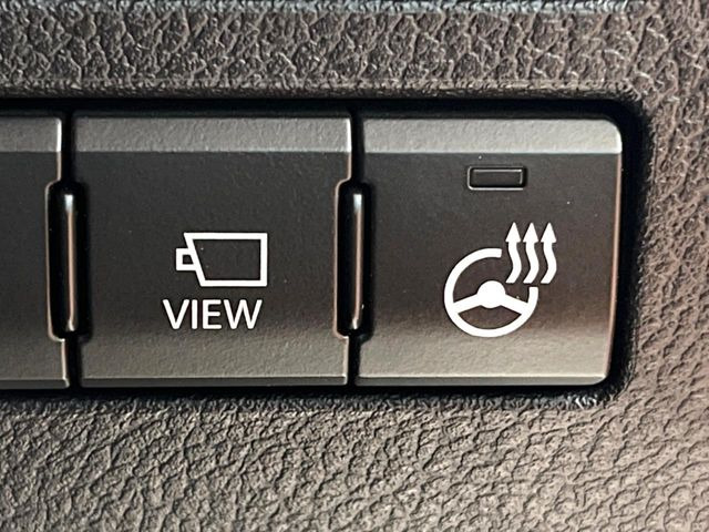 【ステアリングヒーター】冬場に冷たくなりやすい革巻きステアリングを、スイッチ一つで素早く適温に!エアコンよりも早く温まってくれるので、寒い日の運転も快適になりますね♪