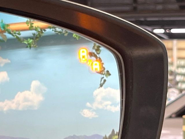 【ブラインドスポットモニタリング】走行中、ドアミラーの死角になりやすい箇所に後続車が接近するとサイドミラー付近に警告を表示、ドライバーに注意喚起をしてくれます。