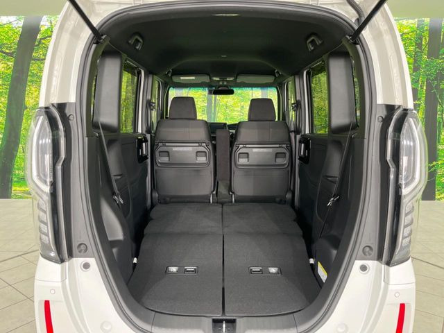 ���i�̂���������ʋ΁A���}���ɏ\���ȉ׎��X�y�[�X���m�ۂ��Ă���܂��B�Z�J���h�V�[�g��|���ƁA�傫�ȉו��̐ύڂ��\�ł���