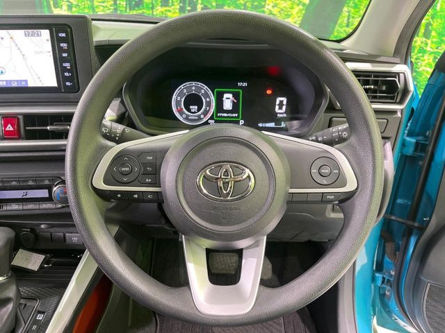 �C���e���A�ɍ��킹���f�U�C���̃X�e�A�����O�́A�^�]�������̂��Ƃ��l���A�^�]���₷���`��A�傫���ł��B�����x�A���ۂɐG���Ă��m���߂��������B