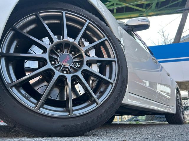 【純正18インチアルミホイール】外観にマッチした純正アルミホイールを装着しております。各種社外アルミホイールや、スタッドレスタイヤも取扱いしております。是非ご相談ください♪