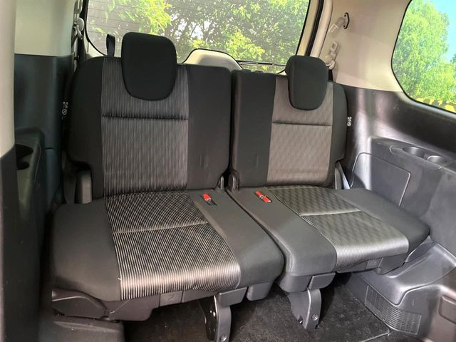 3列目シートはもちろん状態良好☆大人でもゆったりと座って頂けますので、大人数でのお出かけもラクラクです♪ご家族で、気の知れた仲間で、ドライブに行くのが楽しみですね♪