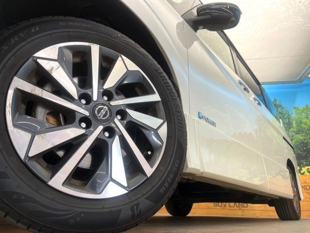 【純正16インチアルミホイール】外観にマッチした純正アルミホイールを装着しております。各種社外アルミホイールや、スタッドレスタイヤも取扱いしております。是非ご相談ください♪