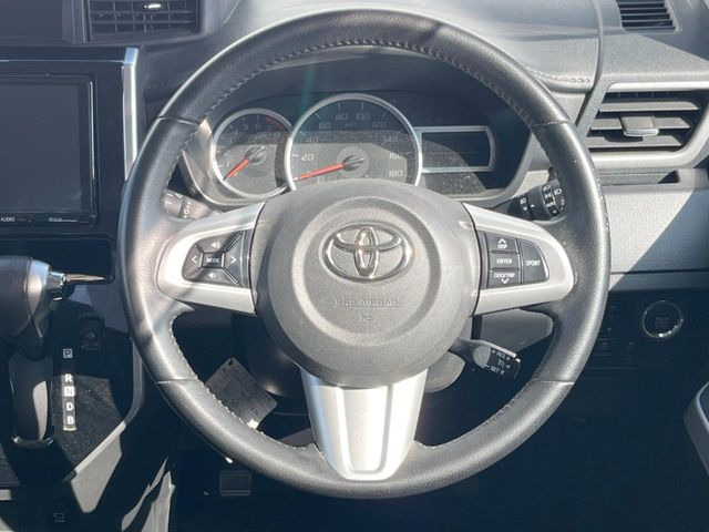 インテリアに合わせたデザインのステアリングは、運転される方のことも考え、運転しやすい形状、大きさです。是非一度、実際に触ってお確かめください。