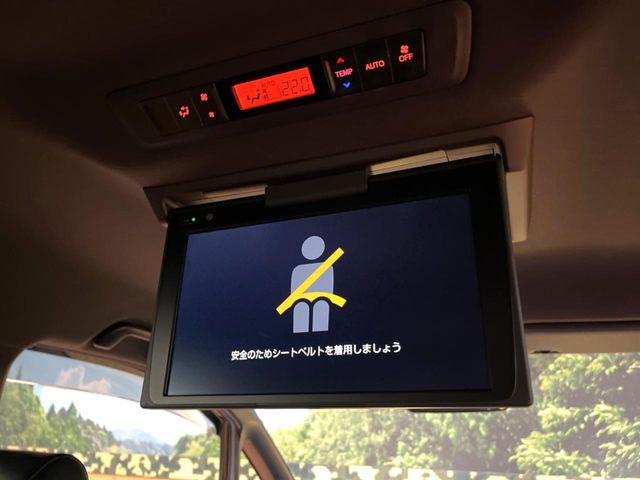 【フリップダウンモニター】大画面モニターで後席でもエンタメをお楽しみいただけます。小さなお子様にも大人気の装備です♪