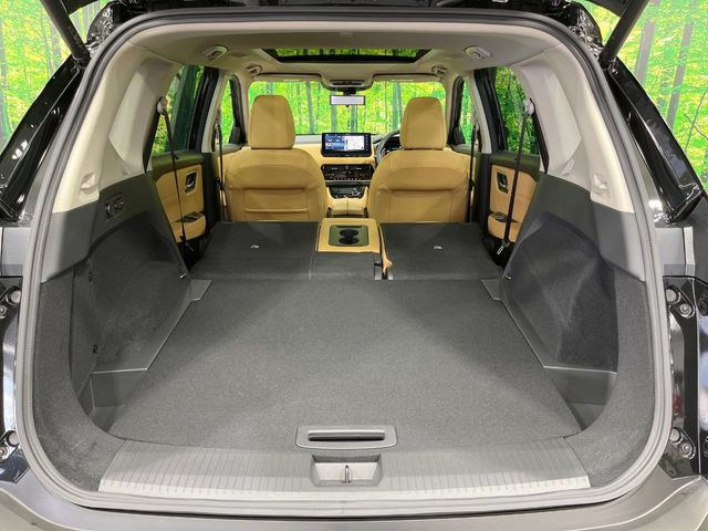 ���i�̂���������ʋ΁A���}���ɏ\���ȉ׎��X�y�[�X���m�ۂ��Ă���܂��B�Z�J���h�V�[�g��|���ƁA�傫�ȉו��̐ύڂ��\�ł���