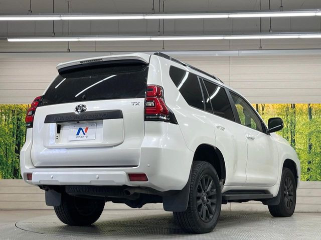 高透明度のガラス皮膜で撥水はもちろん、上質なツヤ・光沢を実現。紫外線や酸性雨から大切な愛車を保護し、色あせ・劣化を防止。「弾スプラッシュコート」、「弾プリミッサコート」からお選びいただけます。