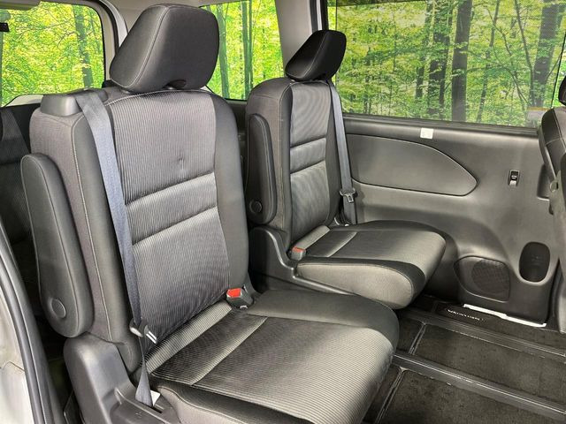 二列目中央はウォークスルーとなっております。二列目と三列目の移動や乗り降りがとっても楽になるので、乗り降りの際もストレスを感じることはありません♪