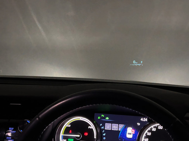 �w�b�h�A�b�v�E�f�B�X�v���C(HUD)���݂̃X�s�[�h��A�O���̎Ԑ����ȂǁA�^�]�ɕK�v�ȏ����A�ڂ̑O�̃E�C���h�E�K���X�ɕ\������@�\�ł��B����ɂ��A�ڐ��̈ړ������Ȃ��ς݁A���S�ł��B